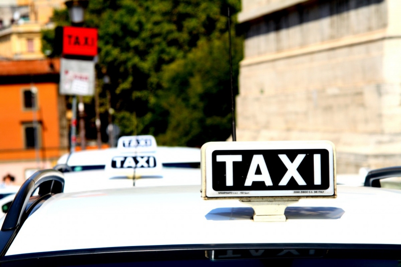 taxis-GRIMAUD-min_taxi_auto_rome_road_white-1051610